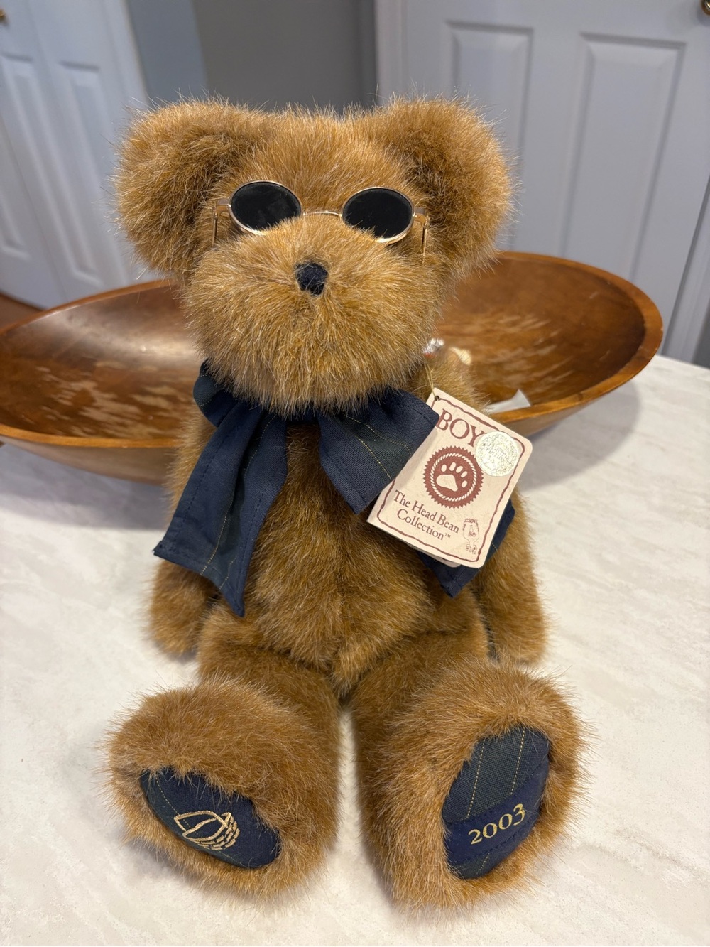 Boyd's Bear Longaberger Collector Club bear with Sunglasses and Navy Bow